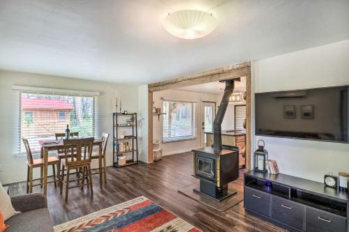Cozy Abode With Views - 2 Mi To Teakettle River!