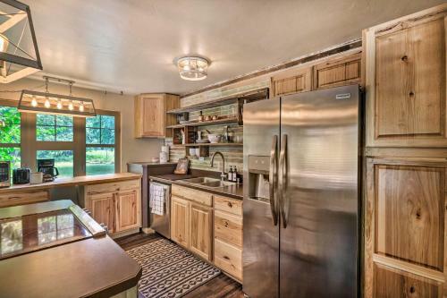 Cozy Abode With Views - 2 Mi To Teakettle River!
