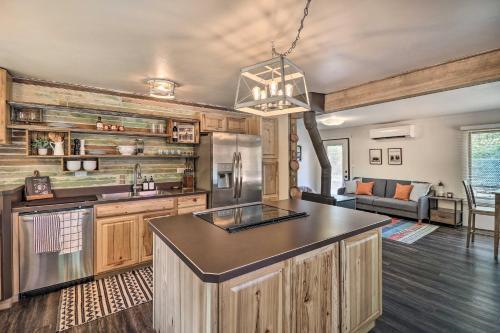Cozy Abode With Views - 2 Mi To Teakettle River!