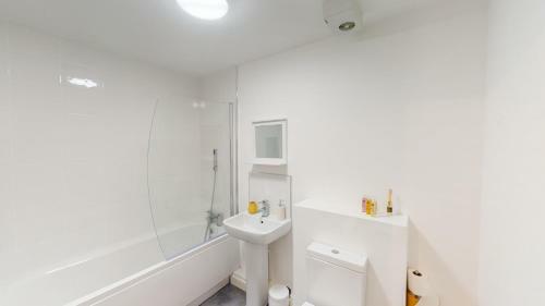 Brand New 1 Bedroom Apartment With Parking