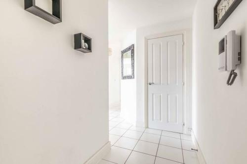 2 Bed & 2 Bath Cosy Apartment Slough- Free Parking