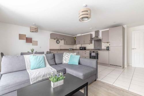 2 Bed & 2 Bath Cosy Apartment Slough- Free Parking