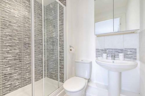 2 Bed & 2 Bath Cosy Apartment Slough- Free Parking