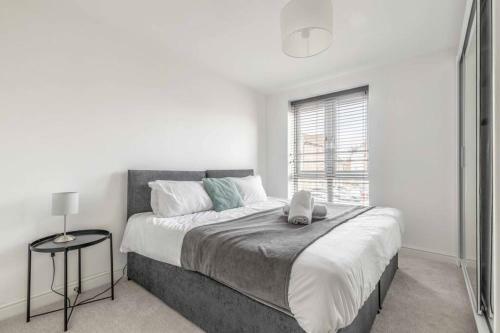 2 Bed & 2 Bath Cosy Apartment Slough- Free Parking