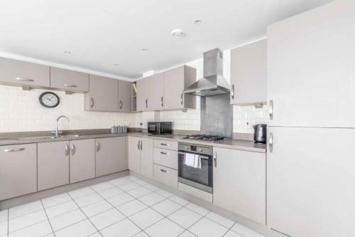 2 Bed & 2 Bath Cosy Apartment Slough- Free Parking