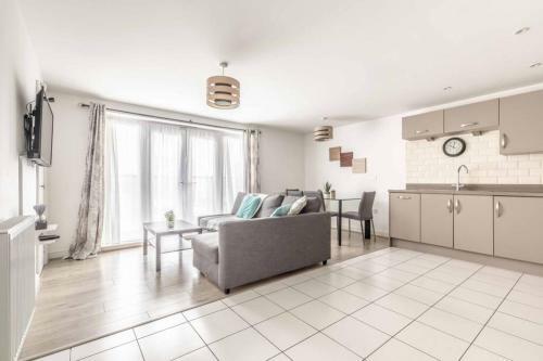 2 Bed & 2 Bath Cosy Apartment Slough- Free Parking
