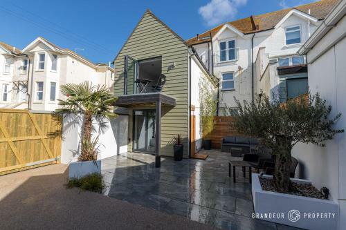 Perfect Lux Beachfront House With Balcony And Sea Views, Parking