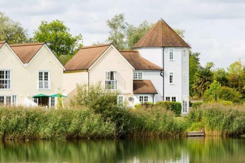 Broadway - Windrush Lake