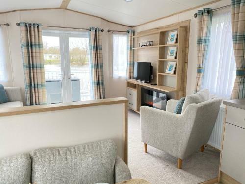 Goosewing Lakeside Lodge
