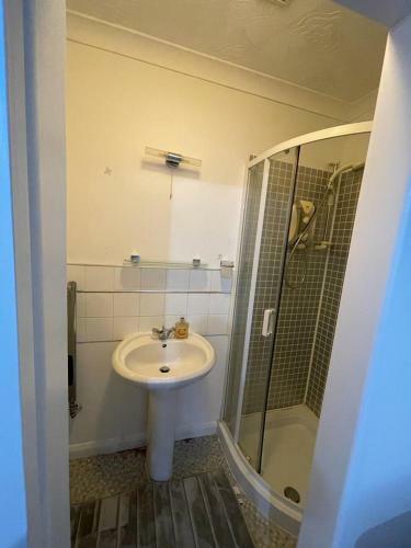 Hostal Alder En-suites Self-catering With Private Balcony And Shower