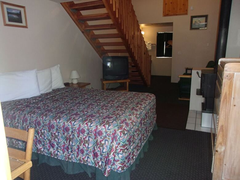 Honey Bear Lodge & Cabins