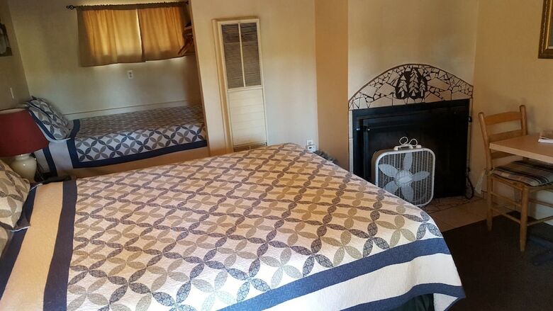 Honey Bear Lodge & Cabins
