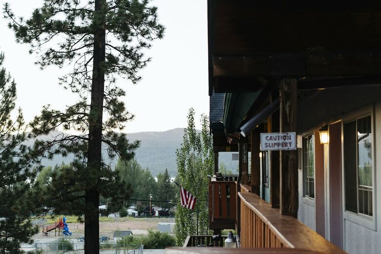 Honey Bear Lodge & Cabins