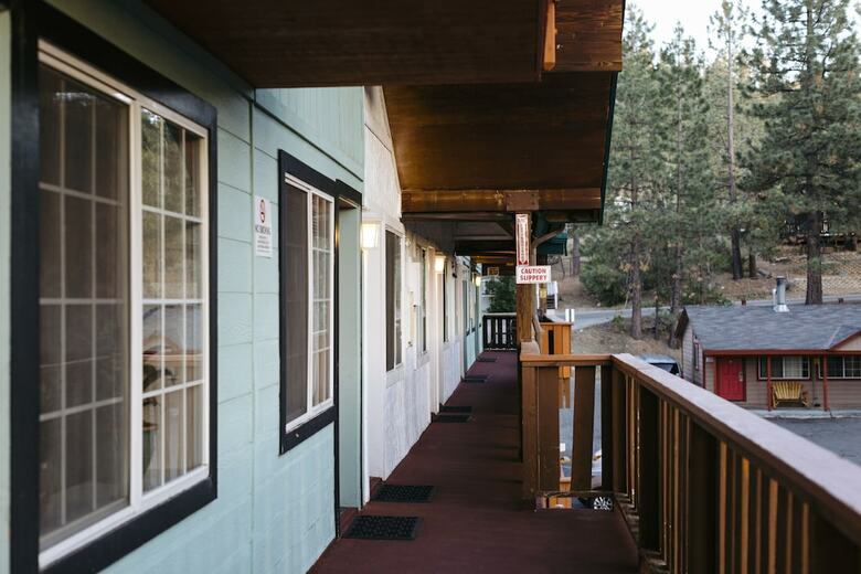 Honey Bear Lodge & Cabins