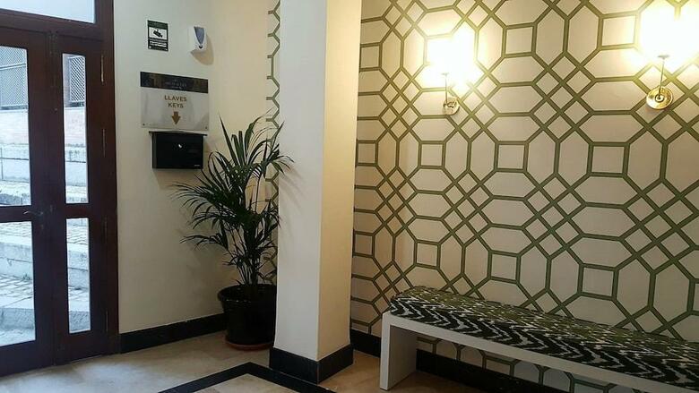 Apartamentos Azz Sevilla Torre De La Plata