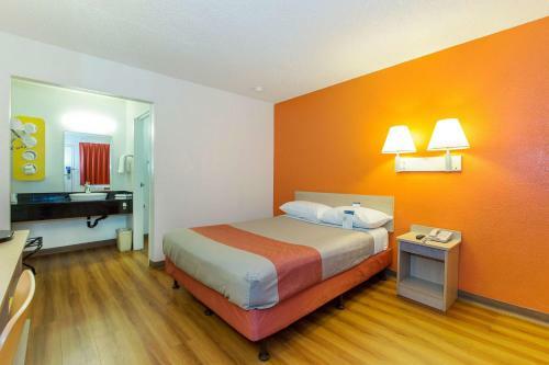 Motel 6 Hayward