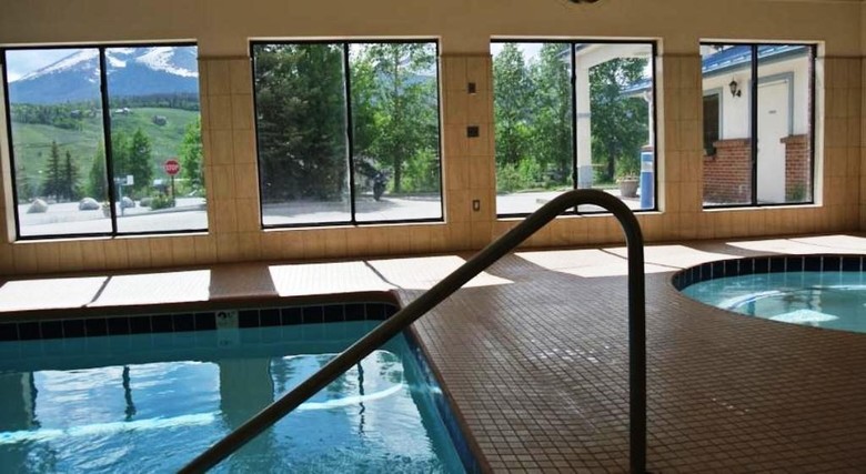 Hotel Luxury Inn & Suites