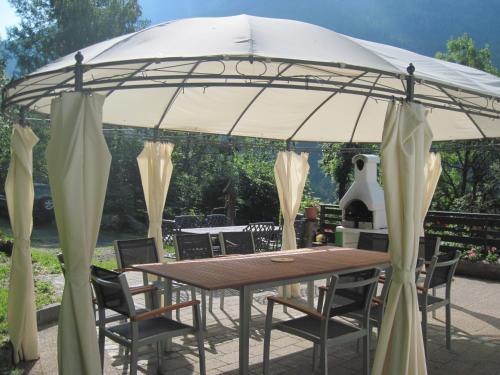 Hostal Chalet Catton
