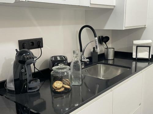 Apartamento Nuevo Con Patio, Situado En El Centro.