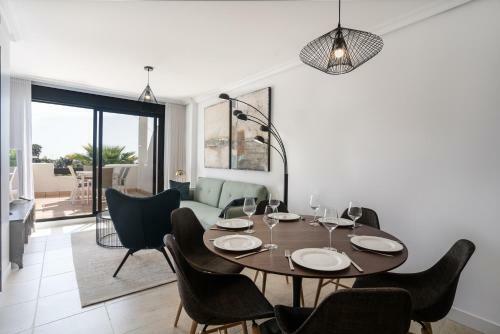 Luxe Apartment With Sea View