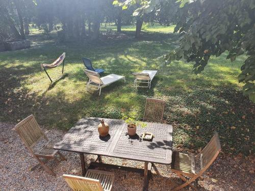 G�te Du Ch�teau De Chevannes