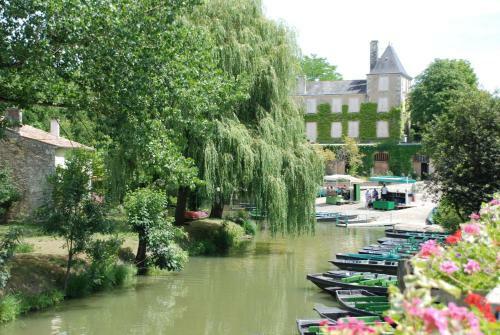 Une Mara�chine En Bord de Conche Avec Barque Sans Linge de Maison
