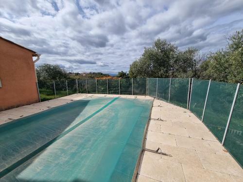 Villa Dans Le Lub�ron Avec Piscine Chauff�e Sans Vis � Vis