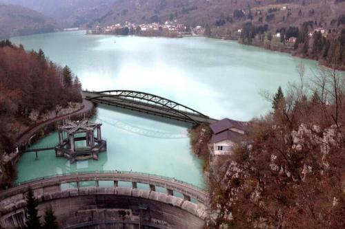 Casa A Schiera Fronte Lago Con Giardino