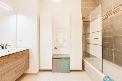 A 2 Pas Du Lac - Appartement T2 Avec Climatisation Terrasse Et Garage