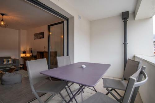 Apartment With Balcony Near Downtown