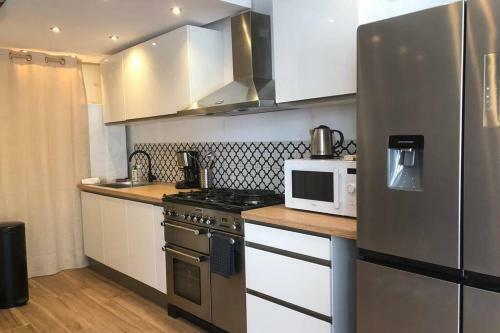 Apartamento New ! Lovely 3 Br/ 3 Bth With Garden