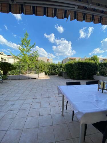 Delightful 2 Bedrooms Apartment With Patio.