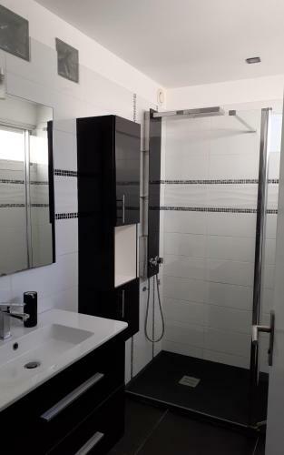 Apartment With Parking And Pool At Antibes By Weekome