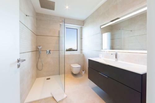 Luxurious Sea View Villa Outside Infinity Pool - Heated Indoor Pool