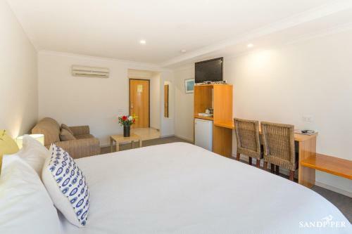 Sandpiper Motel