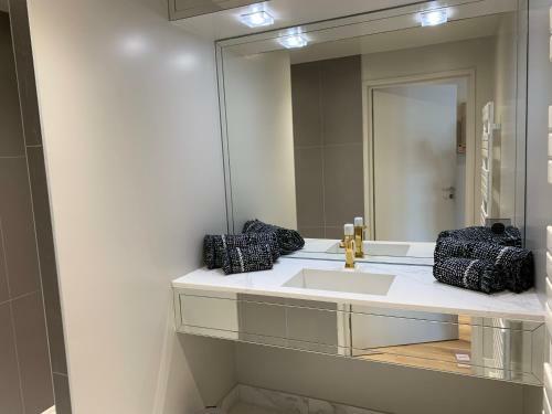 Hostal L'appartement Et Les Suites de Vjl...