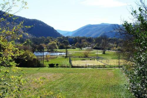 Cottage Les Pyr�n�es Au Bord de L'eau