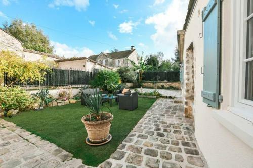 Instant Fleury: Maison de Caract�re, Jardin Secret