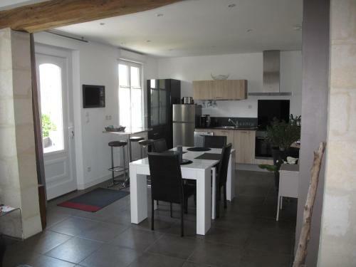 La Maison Des Chiens Rouges