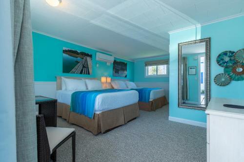 Footbridge Beach Motel