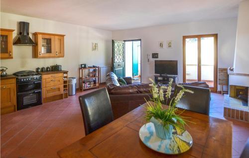 Beautiful Apartment In Bucine With 2 Bedrooms