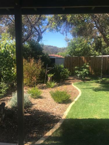Ocean Song Cottage- Pet Friendly Conditions Apply