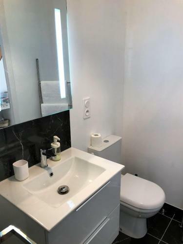 Hostal Studiocaroline44 , Entre La Ville Et La Mer