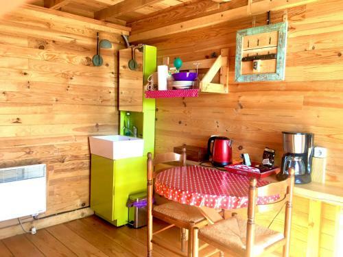 La Roulotte Et La Cabane de La Colline Seive