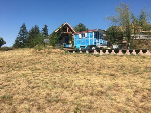 La Roulotte Et La Cabane de La Colline Seive