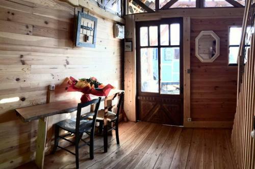 La Roulotte Et La Cabane de La Colline Seive