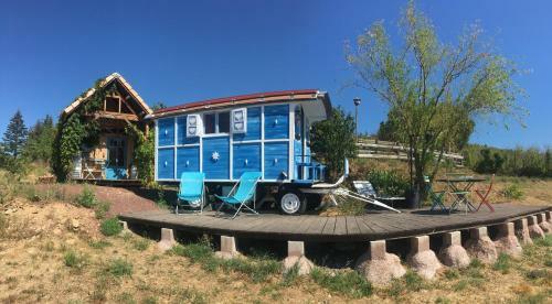 La Roulotte Et La Cabane de La Colline Seive