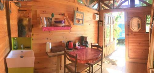 La Roulotte Et La Cabane de La Colline Seive