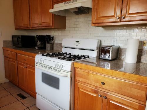 Family Friendly Suburban Home- 5mi To Downtown!