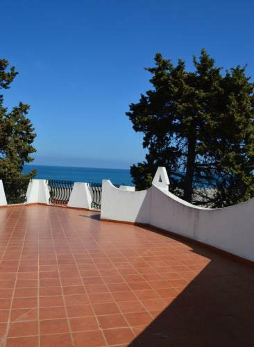 Villa Luigina - Seafront Villa In Capo D'orlando